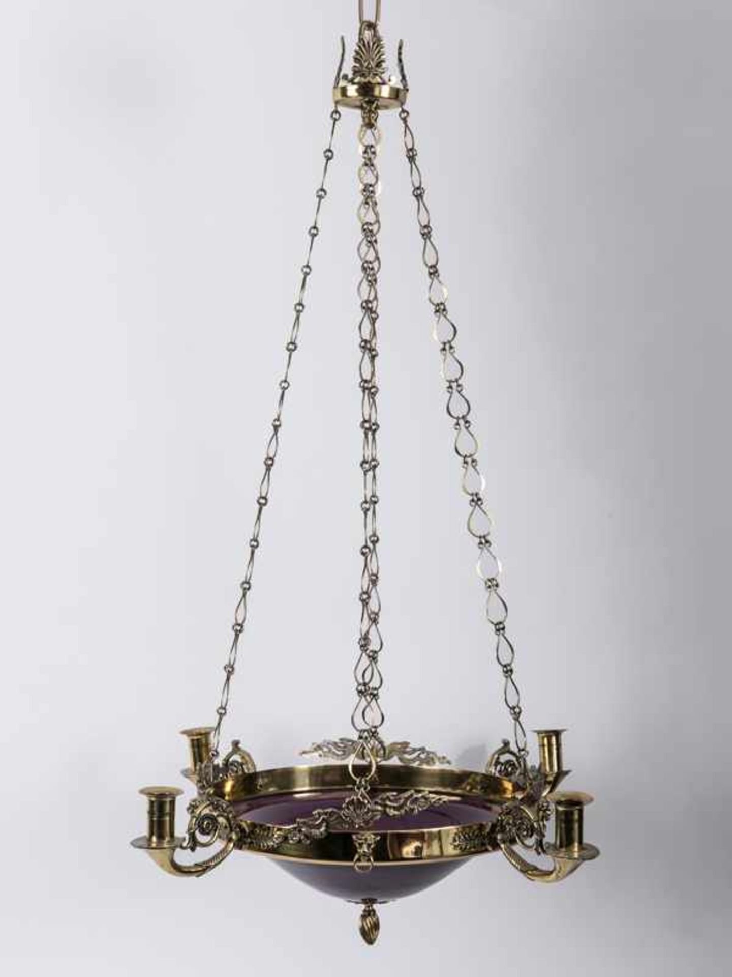 Deckenkrone im Empirestil, 19./20. Jh. Messing und amethystfarbiges Glas; 4-flammig mit Volutenarmen - Bild 11 aus 11
