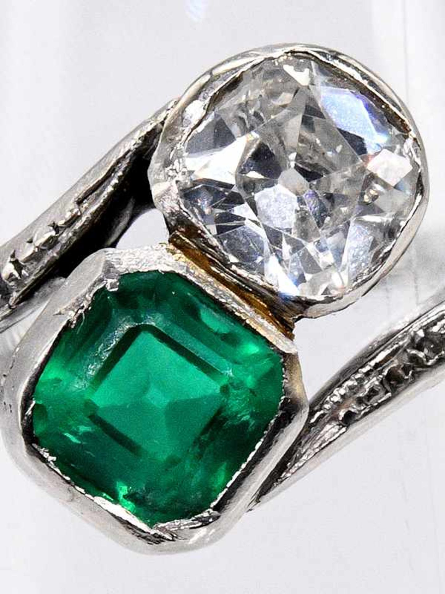 Ring mit Altschliff-Diamanten ca. 0,4 ct, um 1900 und Smaragd ca. 0,45 ct, Juweliersarbeit aus dem