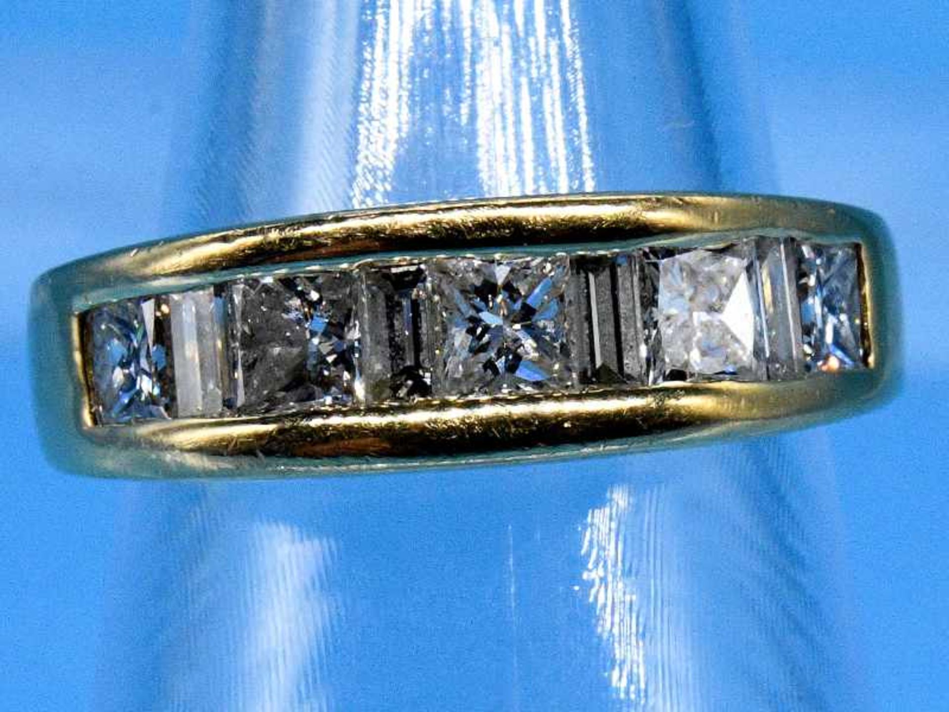 Bandring mit Diamanten, zusammen ca. 1,31 ct. 21. Jh. 750/- Gelbgold. Gesamtgewicht ca. 6,1 g.