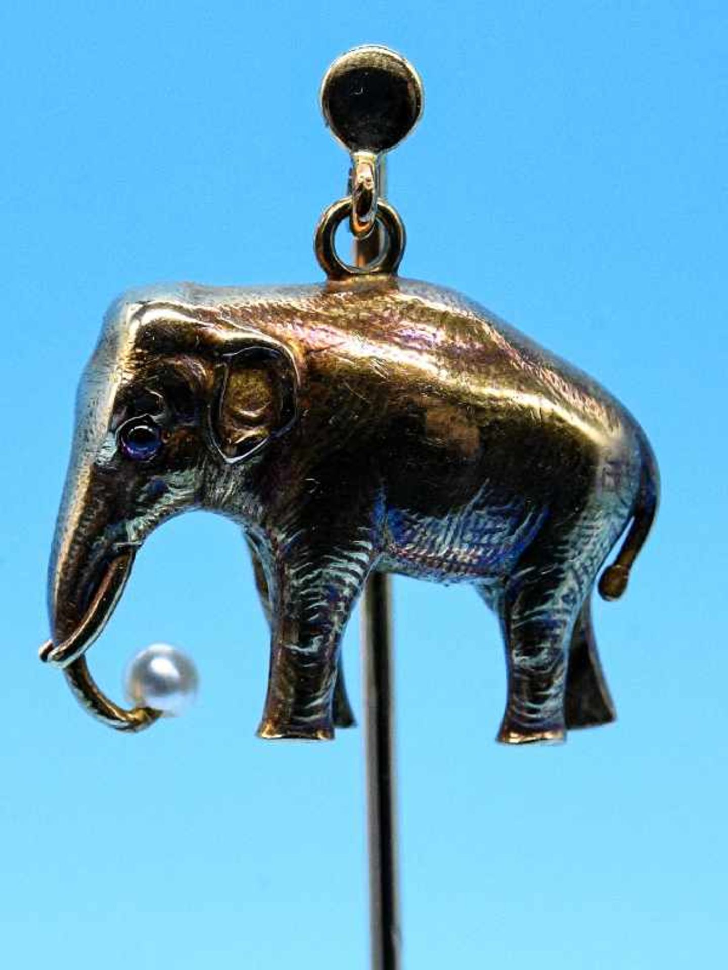 Krawattennadel, plastischer Elefant mit kleiner Perle und zwei kleinen Granat-Cabochons, 20. Jh.