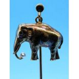 Krawattennadel, plastischer Elefant mit kleiner Perle und zwei kleinen Granat-Cabochons, 20. Jh.