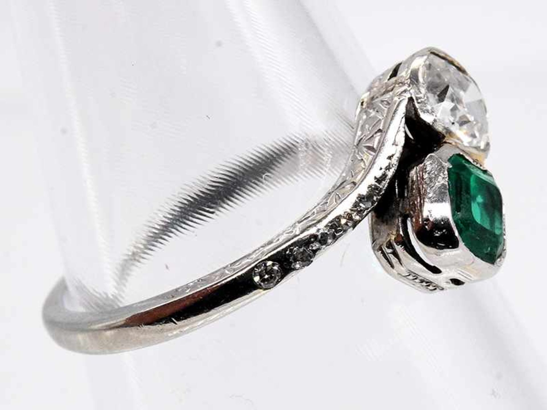 Ring mit Altschliff-Diamanten ca. 0,4 ct, um 1900 und Smaragd ca. 0,45 ct, Juweliersarbeit aus dem - Bild 3 aus 4