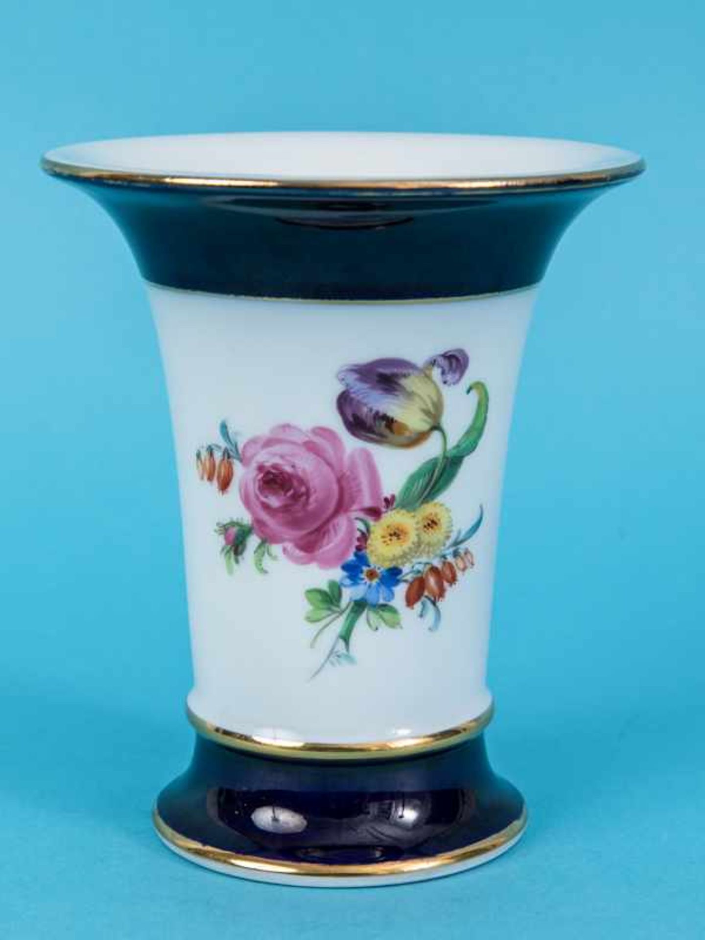 Trompetenvase "Blumenbouquet mit Kobalträndern", Meissen, 1. Hälfte 20. Jh. Weißporzellan mit