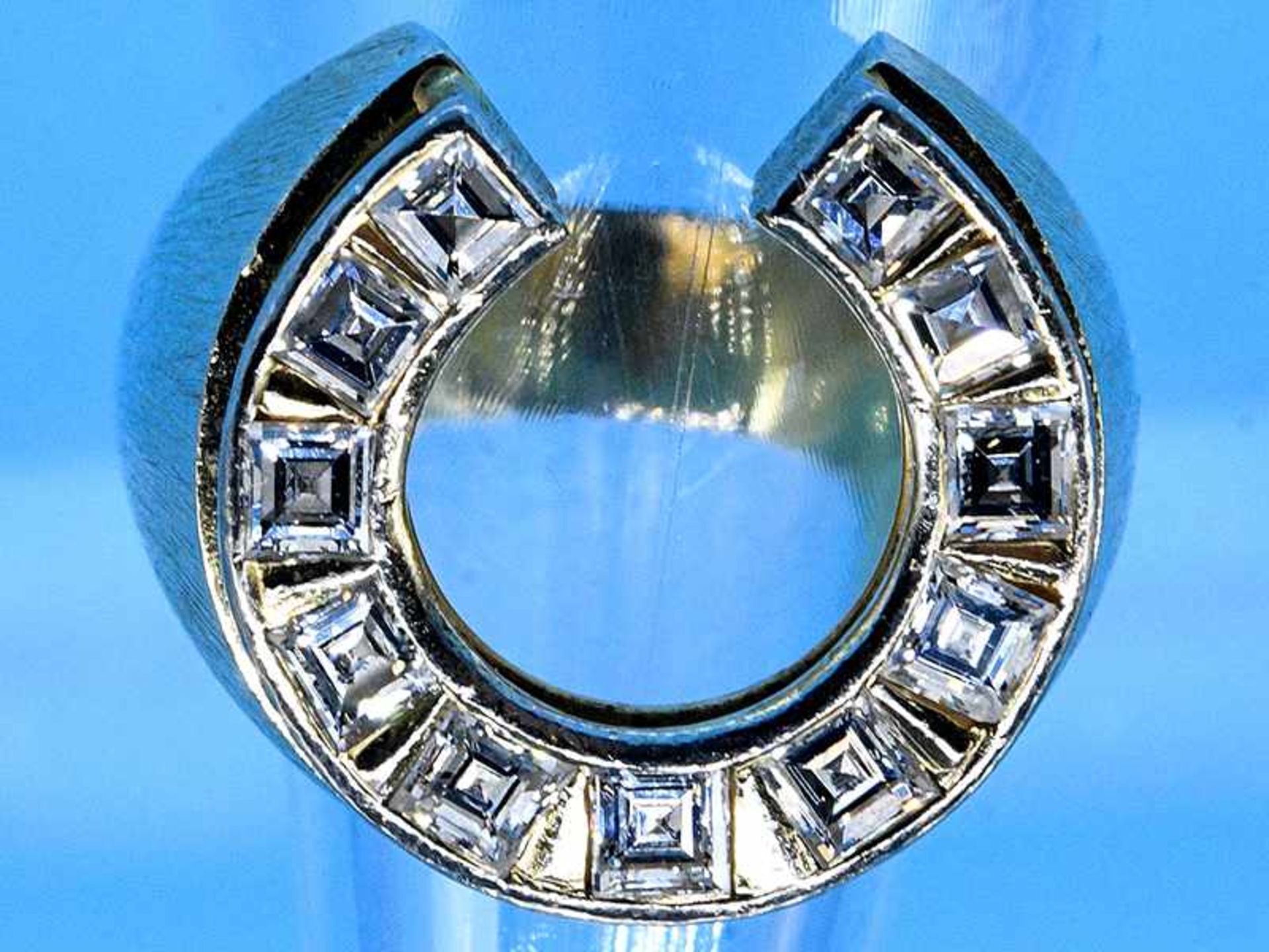 Massiver Bandring "Hufeisen" mit 11 Diamanten, zusammen ca. 1,3 ct, Goldschmiedearbeit, 90- er