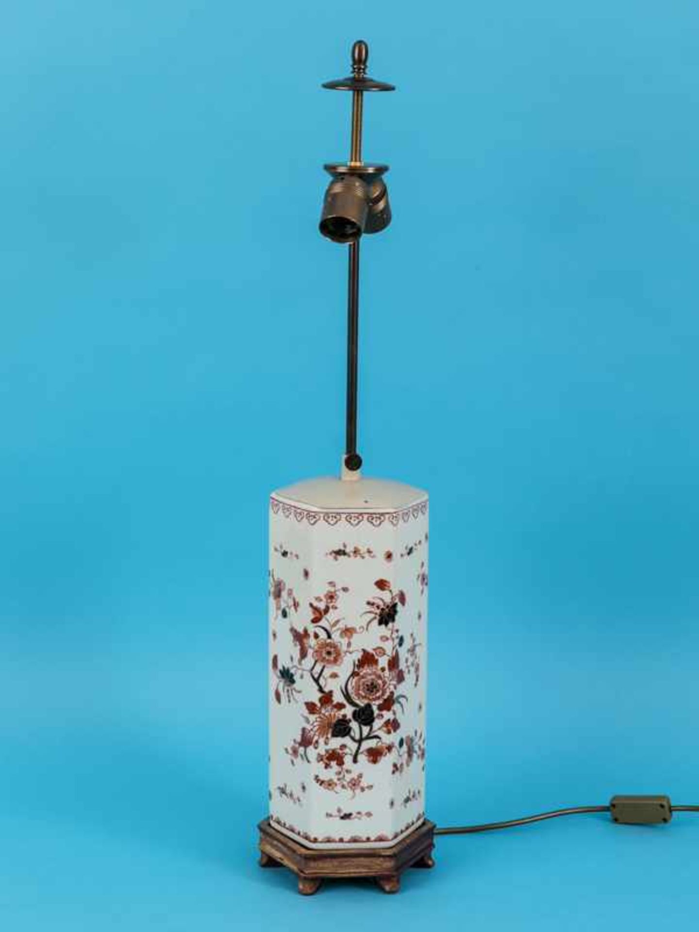 Vasen-Tischlampe im chinoisen Stil, wohl England, 1. Hälfte 20. Jh. Steingut mit goldstaffiertem - Bild 2 aus 8