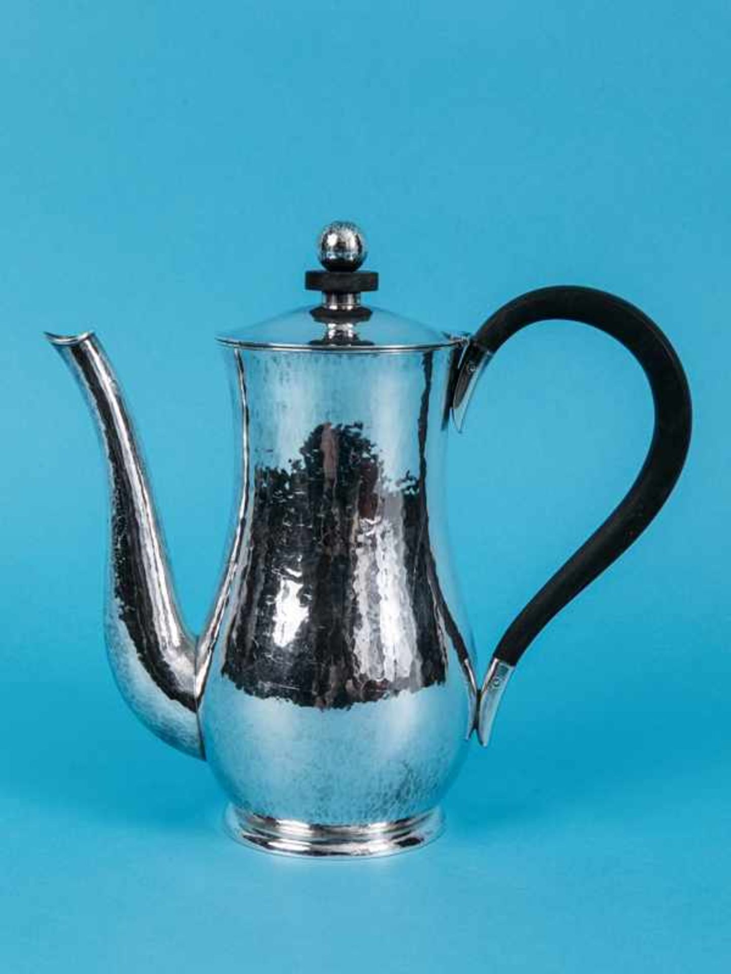 Kleine Kaffee- bzw. Mocca-Kanne, ca. 1930-60. 935/-Silber mit ebonisiertem Henkel und Knauf-