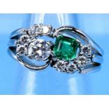 Ring mit hochwertigem Smaragd ca. 0,5 ct und 9 Brillanten, zusammen ca. 0,8 ct, 80- er Jahre.