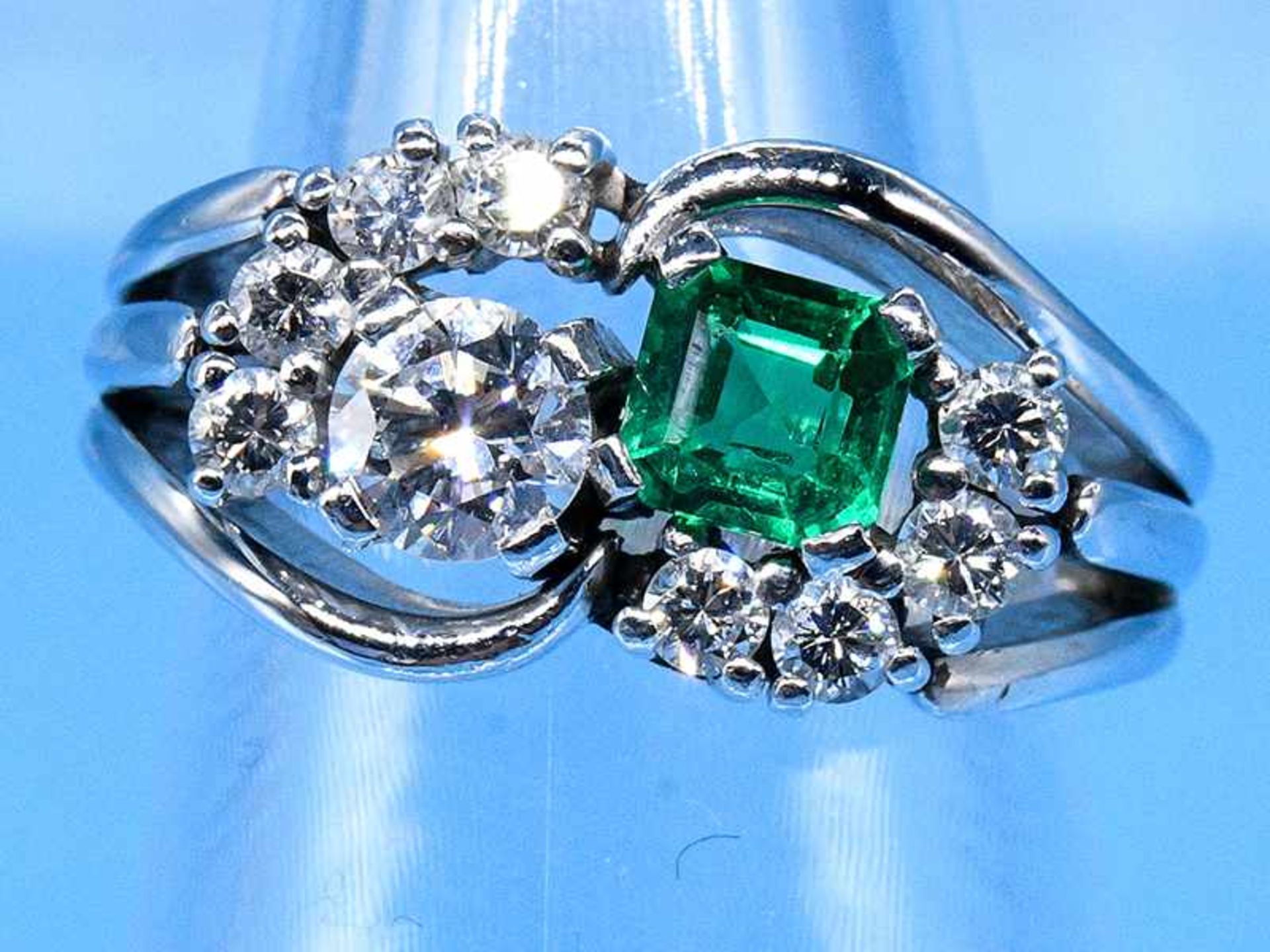 Ring mit hochwertigem Smaragd ca. 0,5 ct und 9 Brillanten, zusammen ca. 0,8 ct, 80- er Jahre.