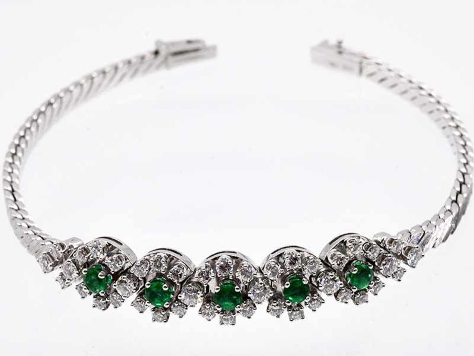 Armband mit 5 Smaragden, zusammen ca. 0,8 ct und 42 Brillanten, zusammen ca. 1,5 ct, - Bild 2 aus 3