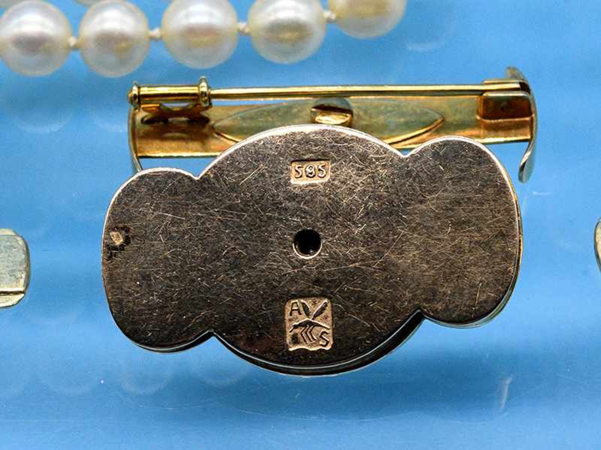 2 rhg. Akoja-Perlenkette und Schloss/ Brosche mit 3 Akojaperlen und 4 Brillanten, zusammen ca. 0,3 - Image 6 of 6