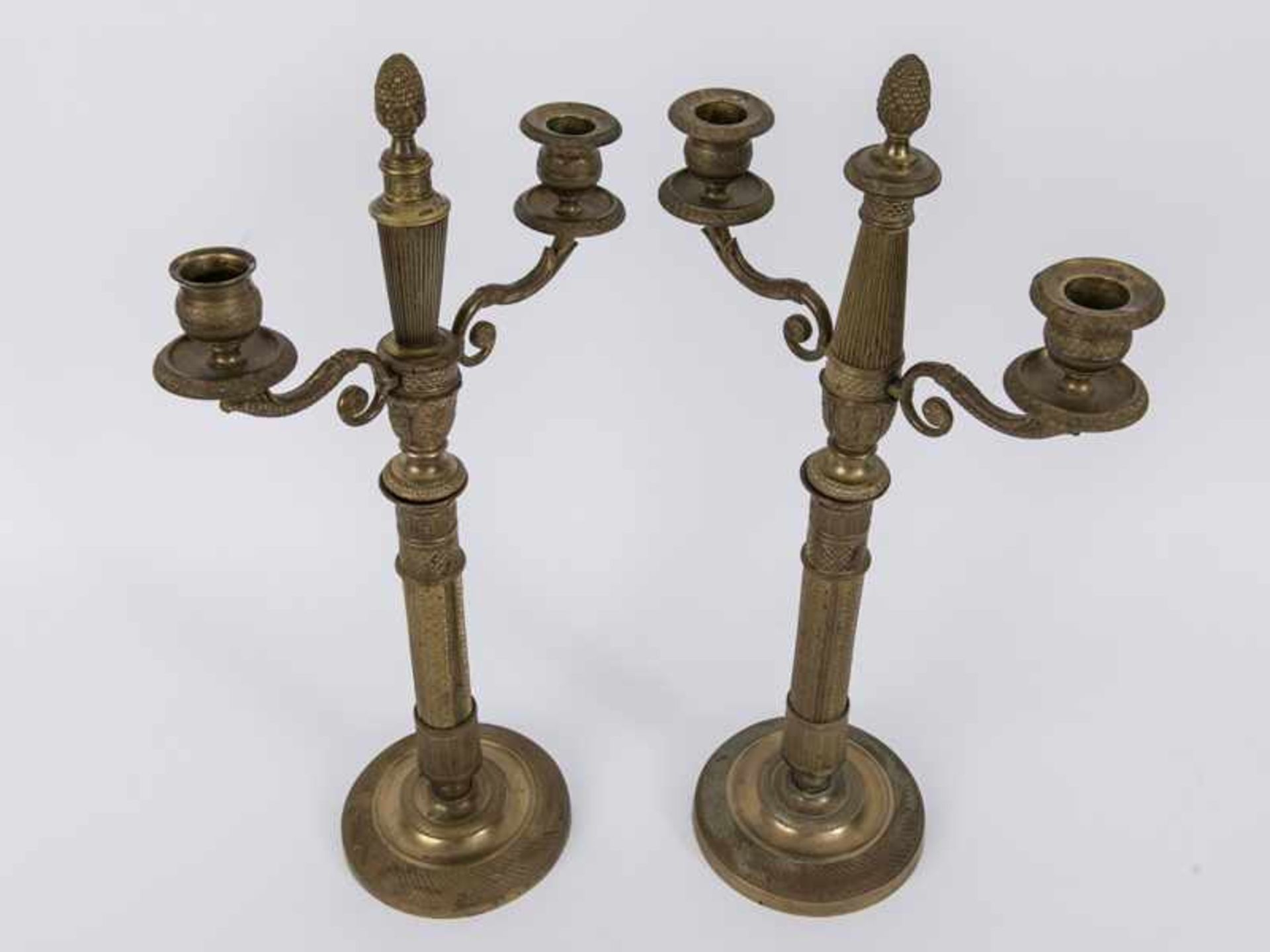Paar 2-flammige-Empire-Girandolen, Frankreich, 19. Jh. Bronze (wohl ehem. vergoldet); jeweils 3- - Bild 2 aus 10