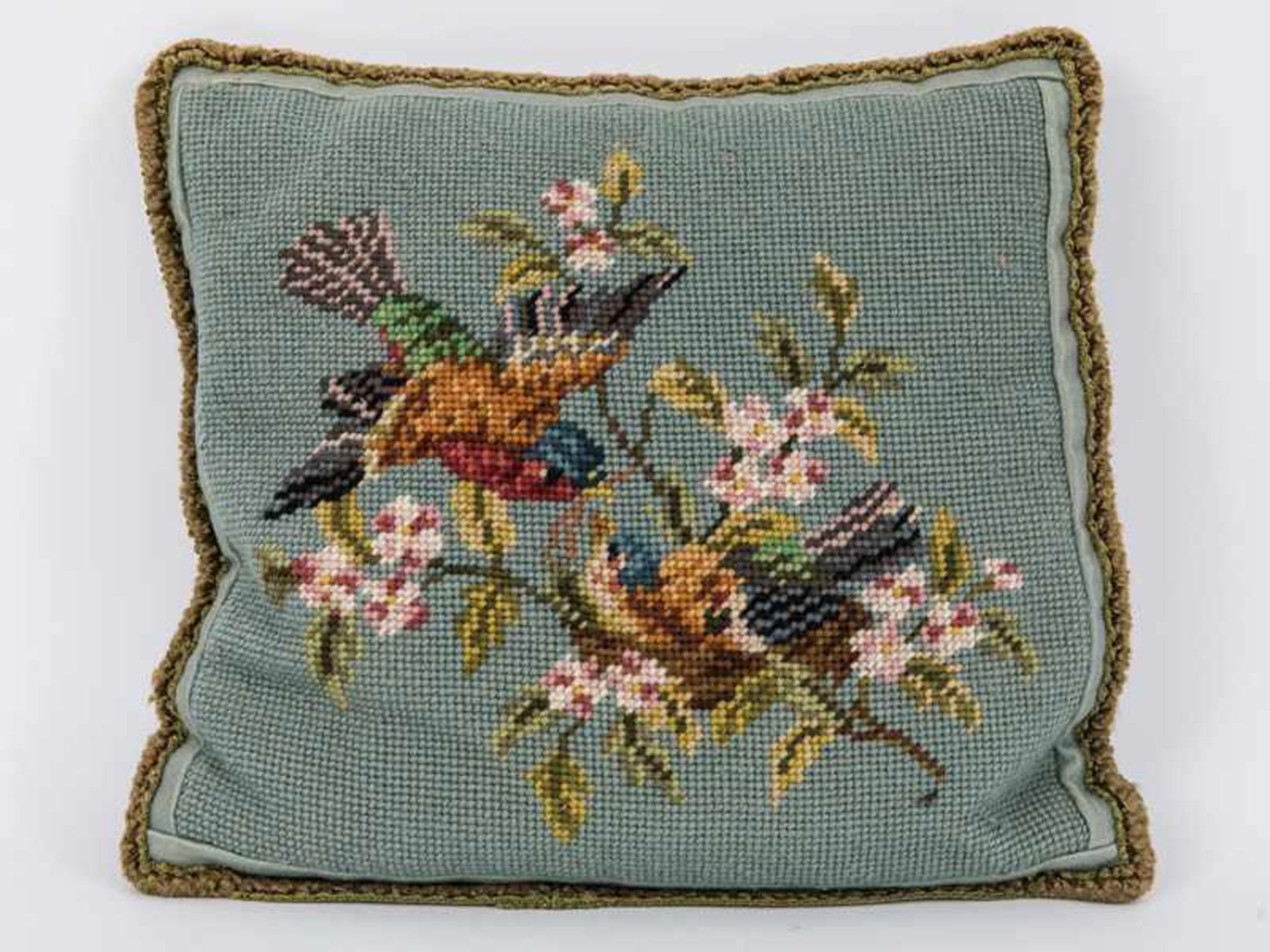 Kleines Stickerei-Kissen, um 1900. Farbige Wollstickerei mit Blütenzweigmotiv und Vogelpaar,
