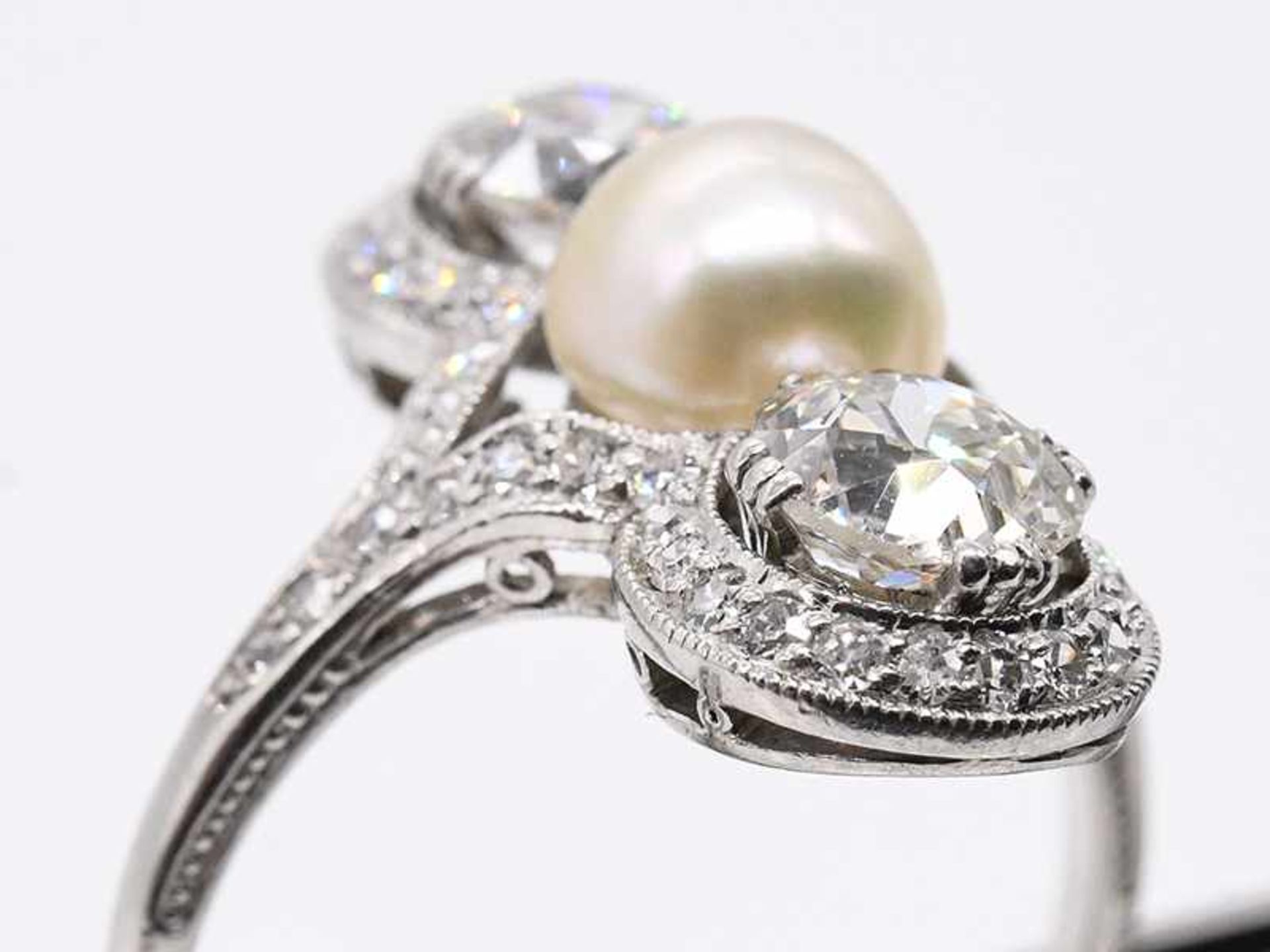 Ring mit Orientperle und 2 Altschliff-Diamanten, zusammen ca. 1,60 ct, um 1910. - Bild 3 aus 5