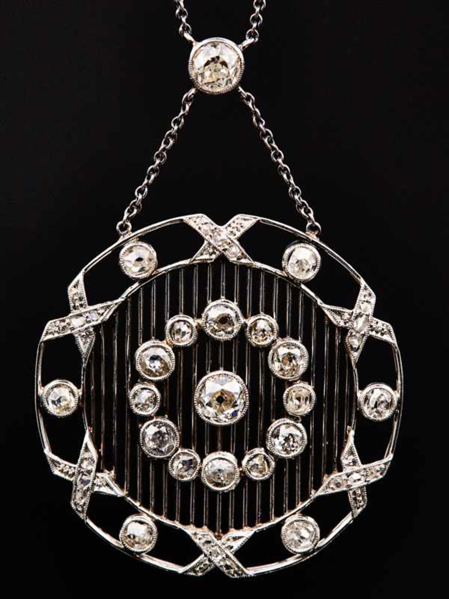 Collier mit 19 Altschliff-Diamanten, zusammen ca. 1,75 ct, Art Deco.