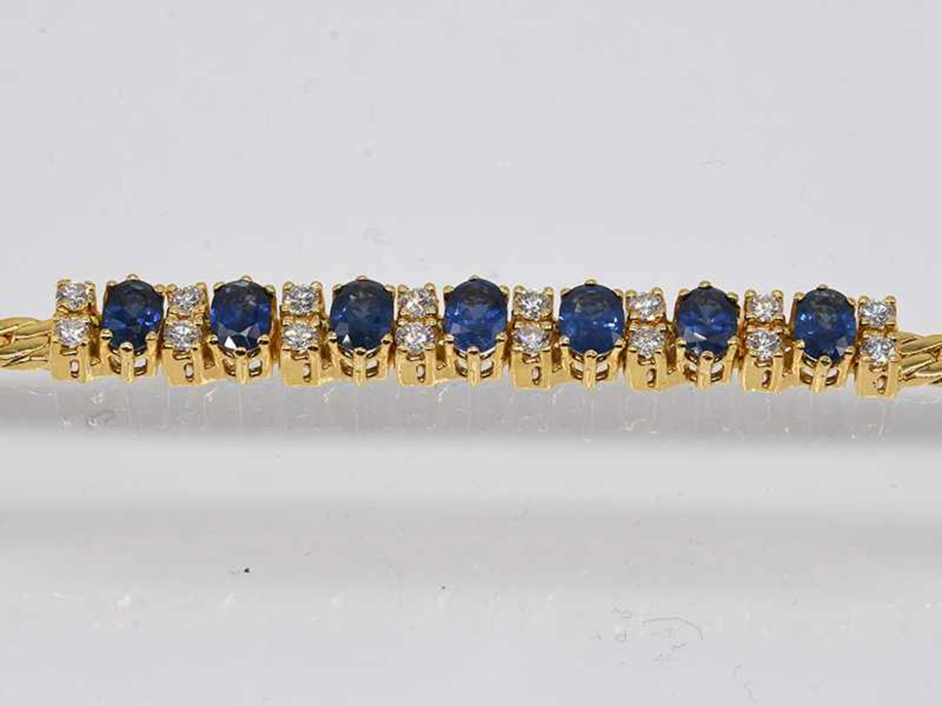 Armband mit 7 hochfeinen Saphiren, zusammen ca. 4,5 ct und 16 Brillanten, zusammen ca. 0,96 ct, - Bild 3 aus 5