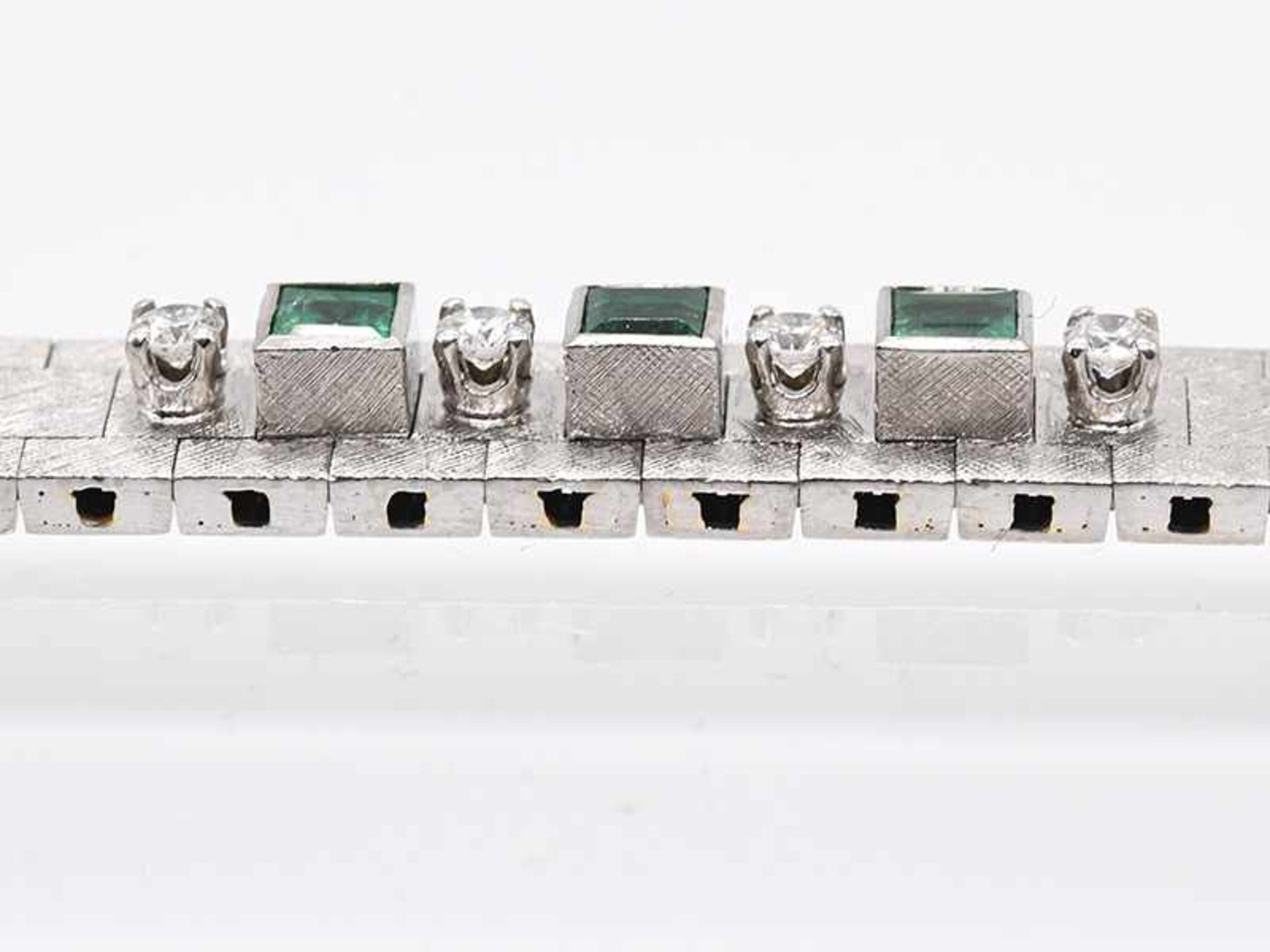 Armband mit 9 Smaragdcarrés ca. 2 ct und 12 Brillanten, zusammen ca. 0,6 ct, 70-er Jahre. < - Bild 4 aus 5