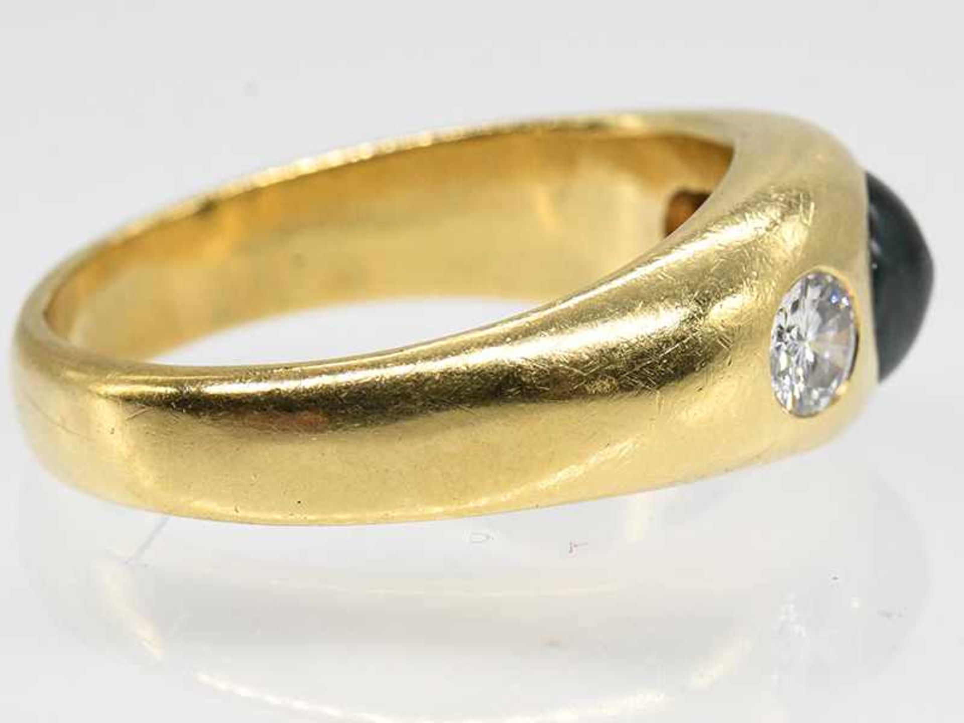 Bandring mit Saphir-Cabochon und 2 Brillanten, zusammen ca. 0,65 ct, 80-er Jahre. - Image 3 of 5