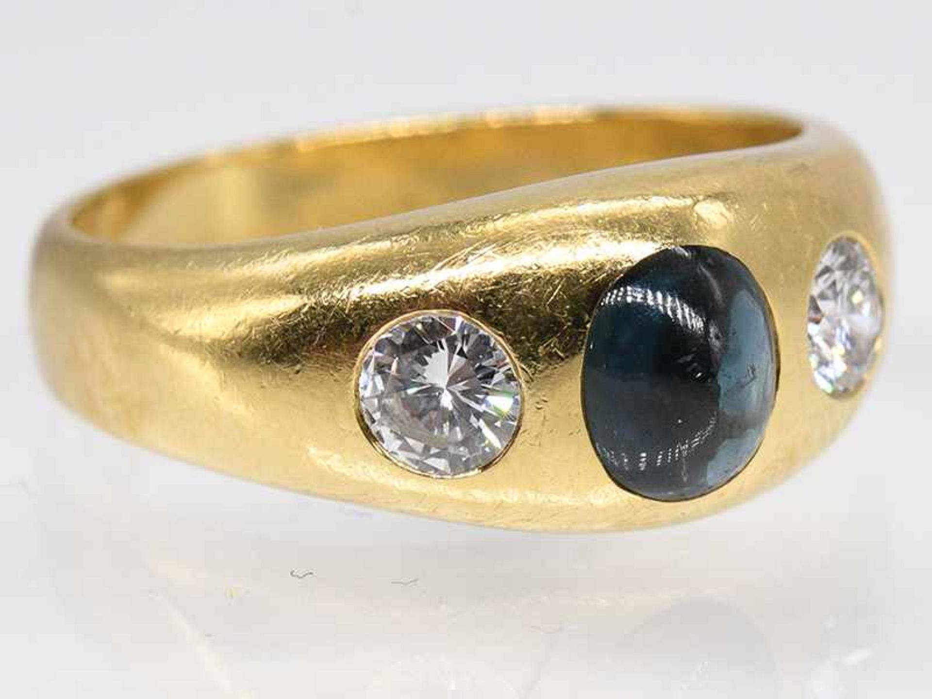 Bandring mit Saphir-Cabochon und 2 Brillanten, zusammen ca. 0,65 ct, 80-er Jahre. - Image 2 of 5