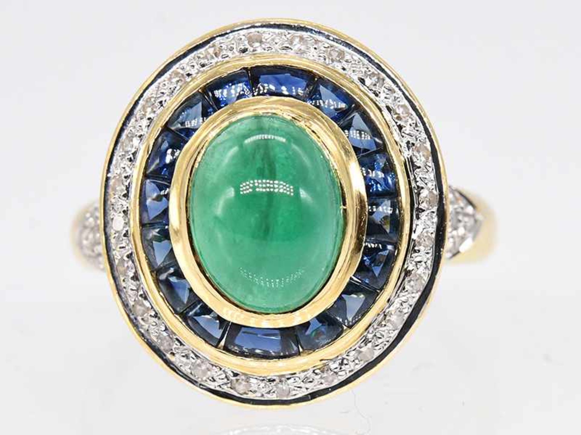 Hochwertiger Ring mit Smaragd-Cabochon, Saphir-Carreés und Achtkant-Diamanten, zusammen ca. 0,2 - Bild 5 aus 6