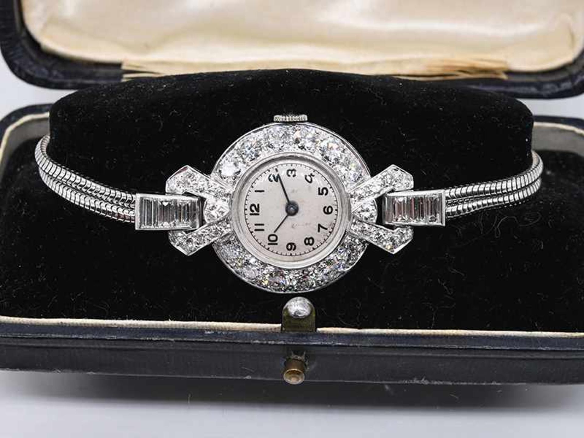 Damenarmbanduhr mit Diamanten, zusammen ca. 3,8 ct, Art Deco. - Bild 5 aus 5