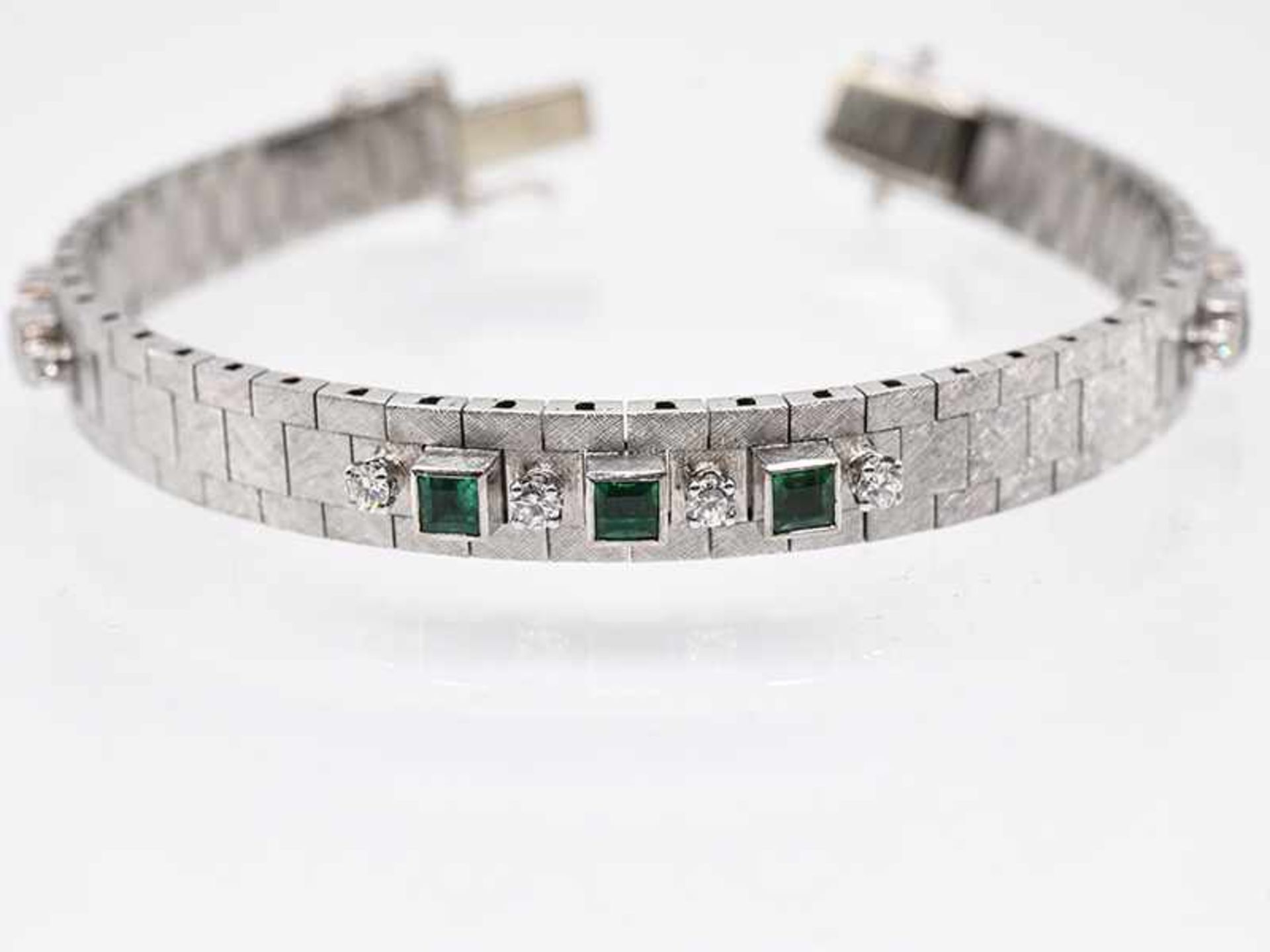 Armband mit 9 Smaragdcarrés ca. 2 ct und 12 Brillanten, zusammen ca. 0,6 ct, 70-er Jahre. <