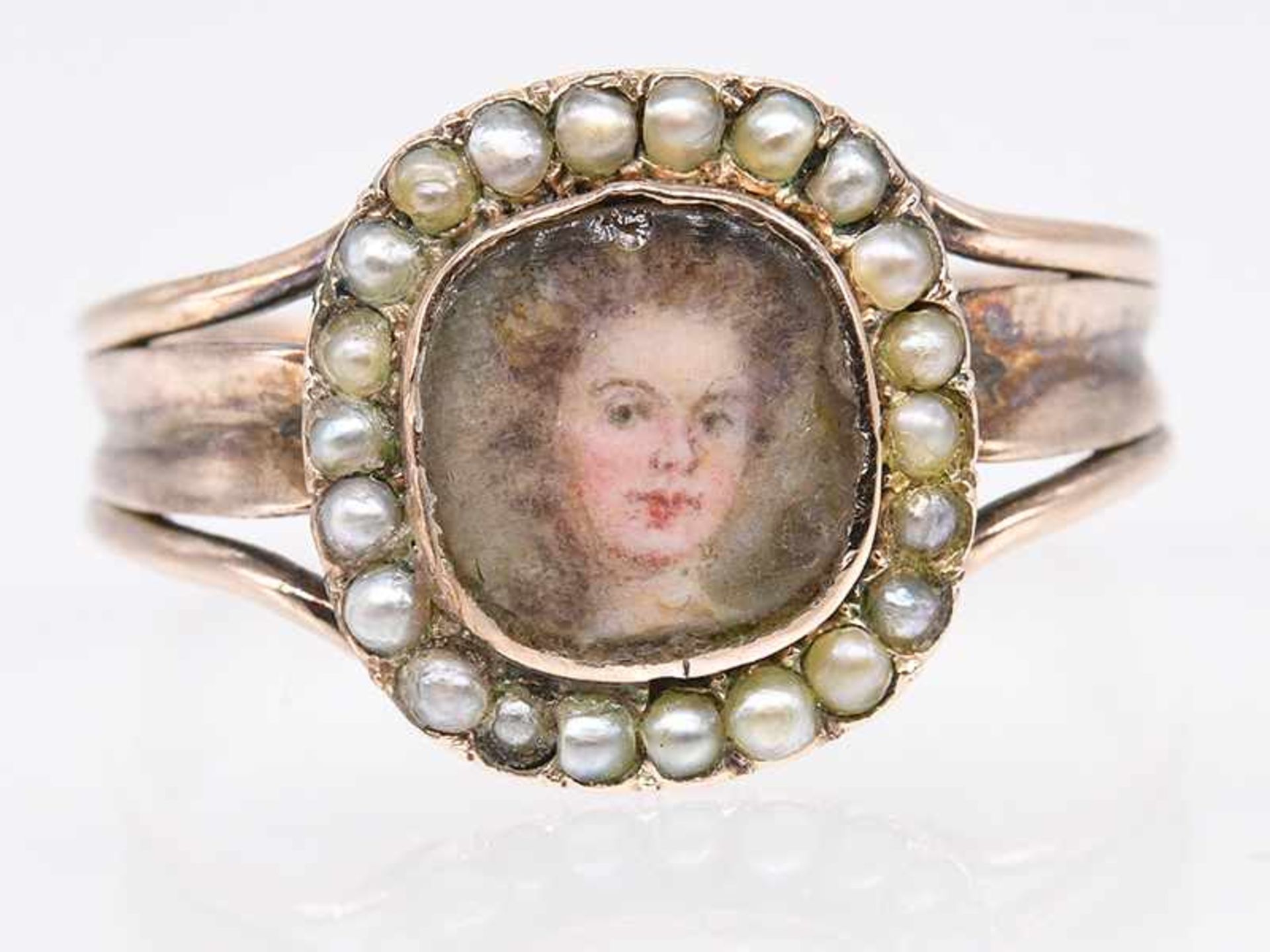 Ring mit kleiner Miniatur mit Keshi-Perlen, England, um 1800.