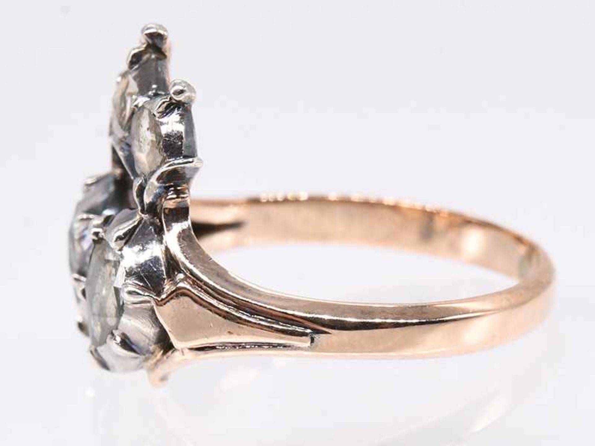 Antiker Ring mit Diamantrosen, zusammen ca. 0,5 ct, um 1800. - Bild 2 aus 3