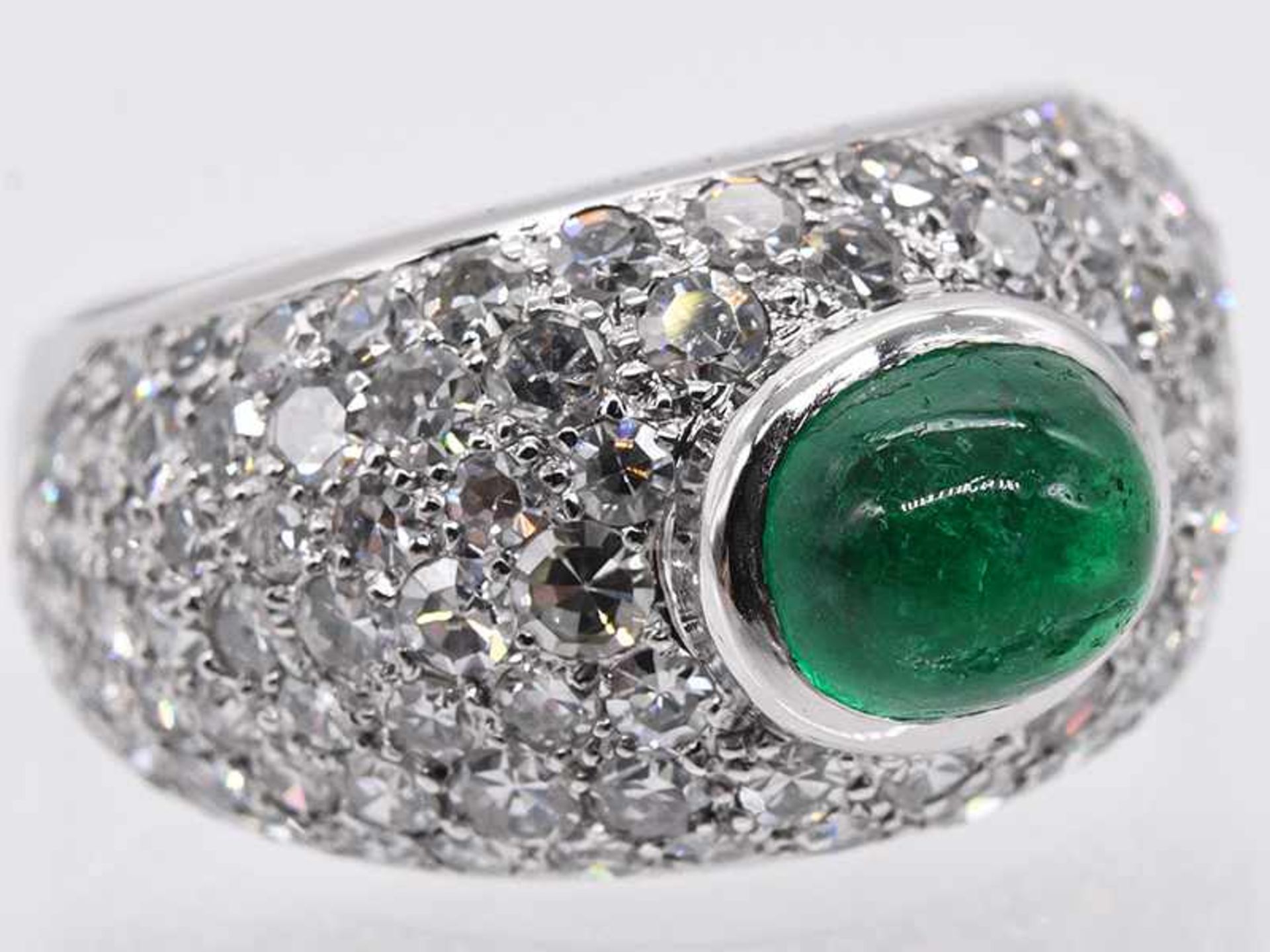 Bandring mit Smaragd-Cabochon ca. 1,5 ct und Achtkant-Diamanten, zusammen ca. 2 ct, 80-er Jahre.