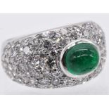 Bandring mit Smaragd-Cabochon ca. 1,5 ct und Achtkant-Diamanten, zusammen ca. 2 ct, 80-er Jahre.