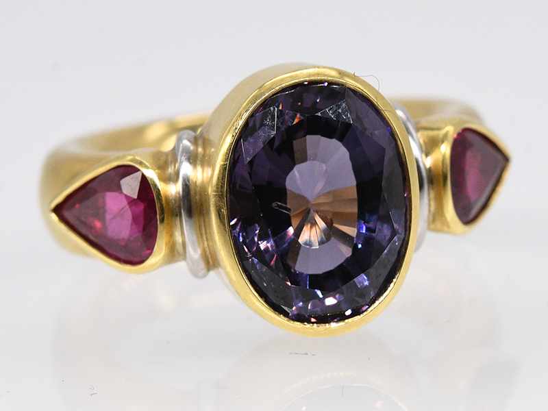 Massiver Ring mit natürlichem Spinell und 2 Rubinen, Goldschmiedearbeit, 90-er Jahre. <