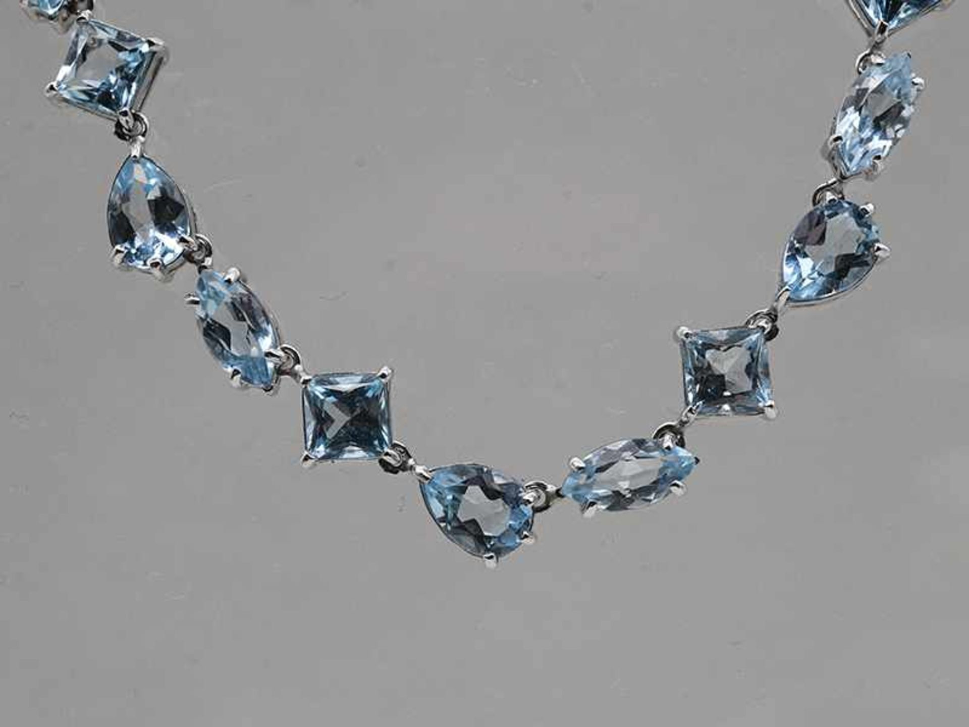 Collier mit Aquamarinen in verschiedenen Schliffformen, zusammen ca. 20 ct, Juwelier Stern, 21.