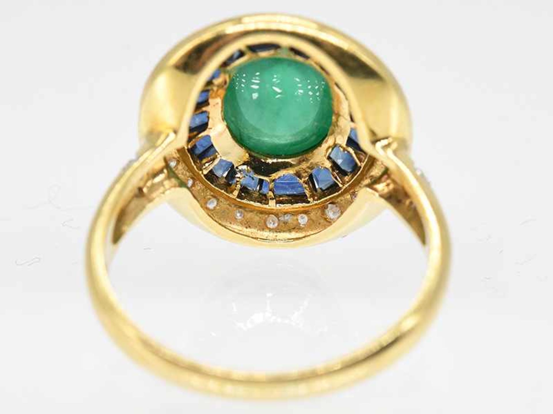 Hochwertiger Ring mit Smaragd-Cabochon, Saphir-Carreés und Achtkant-Diamanten, zusammen ca. 0,2 - Bild 3 aus 6