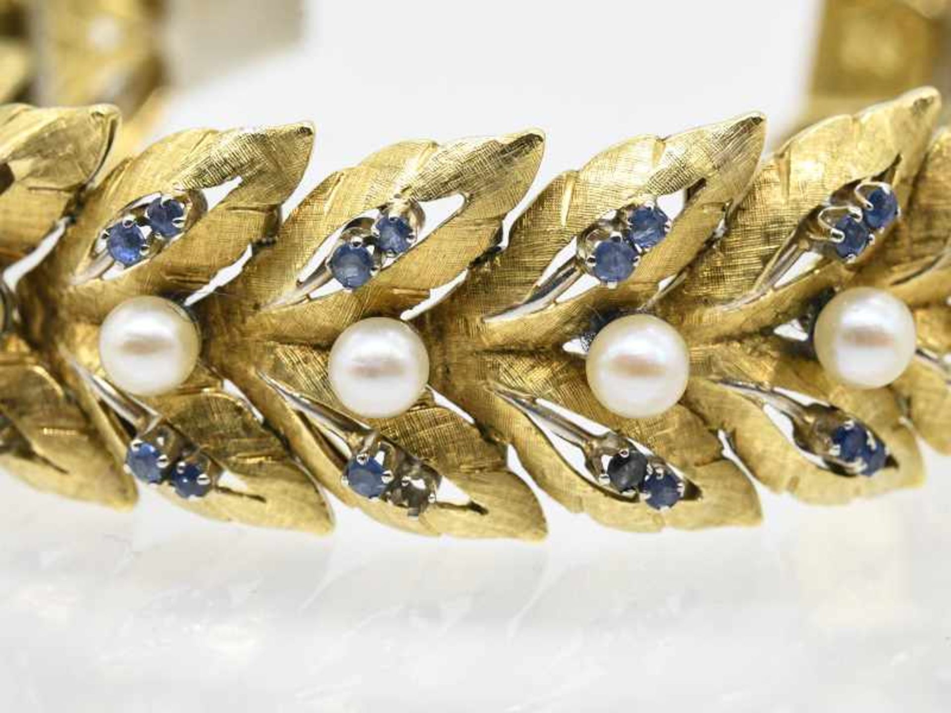 Armband mit 18 Perlen und 72 kleinen Saphiren, 80-er Jahre. - Image 2 of 8