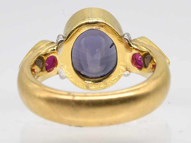 Massiver Ring mit natürlichem Spinell und 2 Rubinen, Goldschmiedearbeit, 90-er Jahre. < - Image 3 of 4