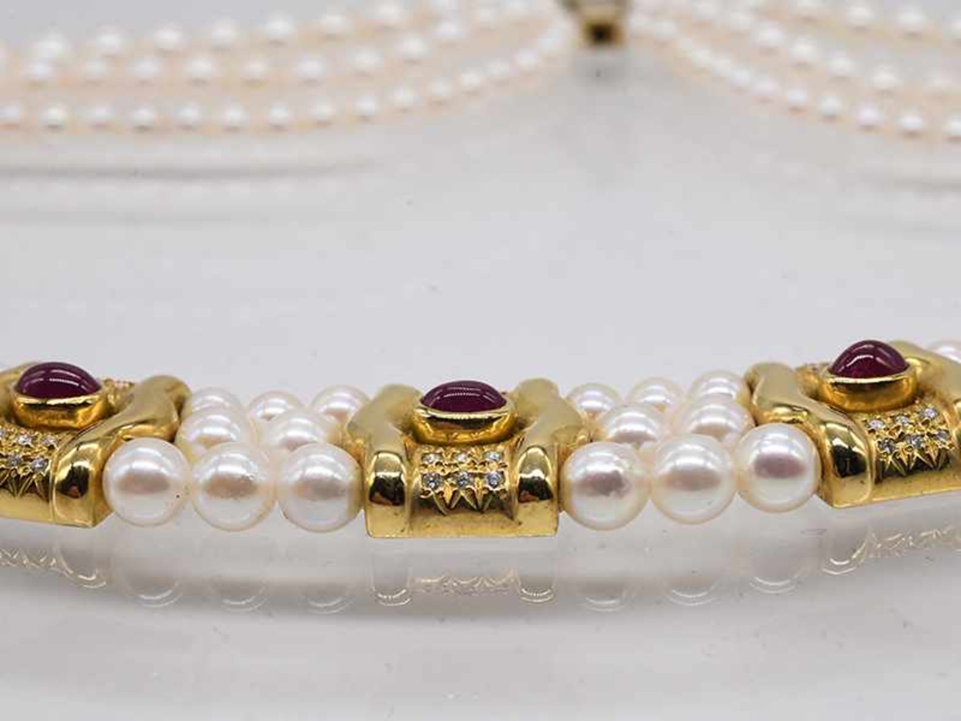 3 reihige Akoya-Perlenkette mit goldenen Zwischenelementen, Rubin-Cabochons, ca. 2,5 ct und 60 - Bild 5 aus 5