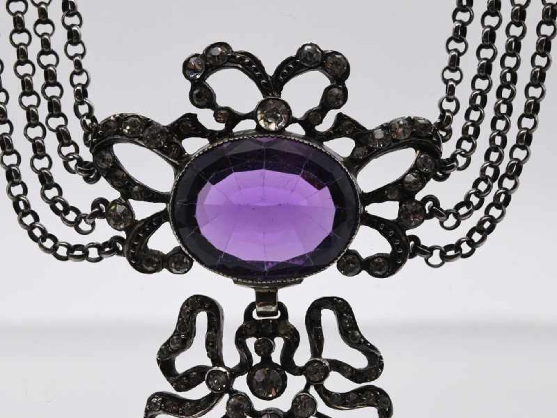 Großes Collier mit Strasssteinen und Amethysten, zusammen ca. 86 ct, um 1900. < - Bild 4 aus 5