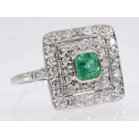 Ring mit hochwertigem Smaragd ca. 0,5 ct und 42 kleinen Diamanten, zusammen ca. 0,35 ct, Art Déco.