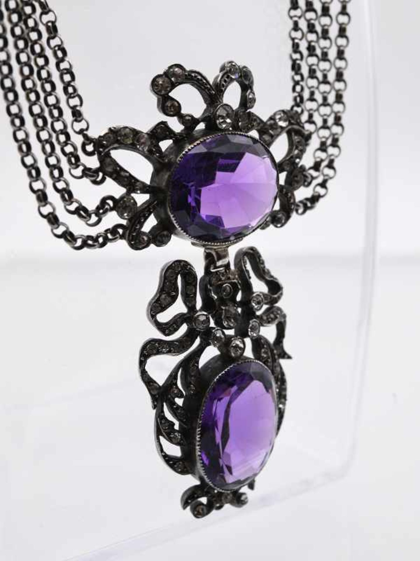 Großes Collier mit Strasssteinen und Amethysten, zusammen ca. 86 ct, um 1900. < - Bild 5 aus 5