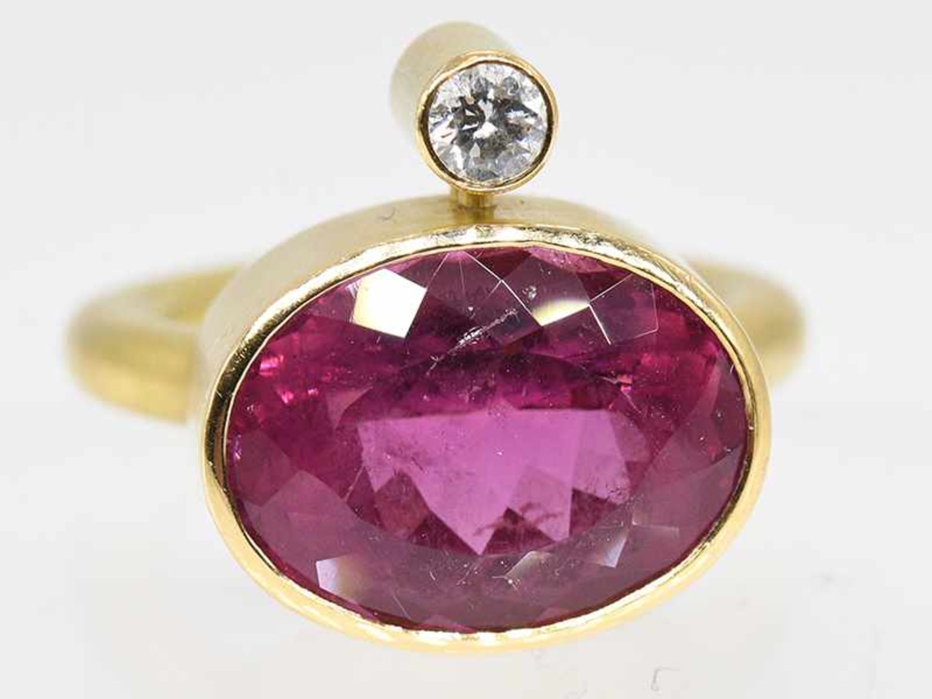 Massiver Ring mit pinkfarbenem Turmalin und Brillant ca. 0,10 ct, Goldschmiedearbeit von Ingo Rieck, - Bild 5 aus 5