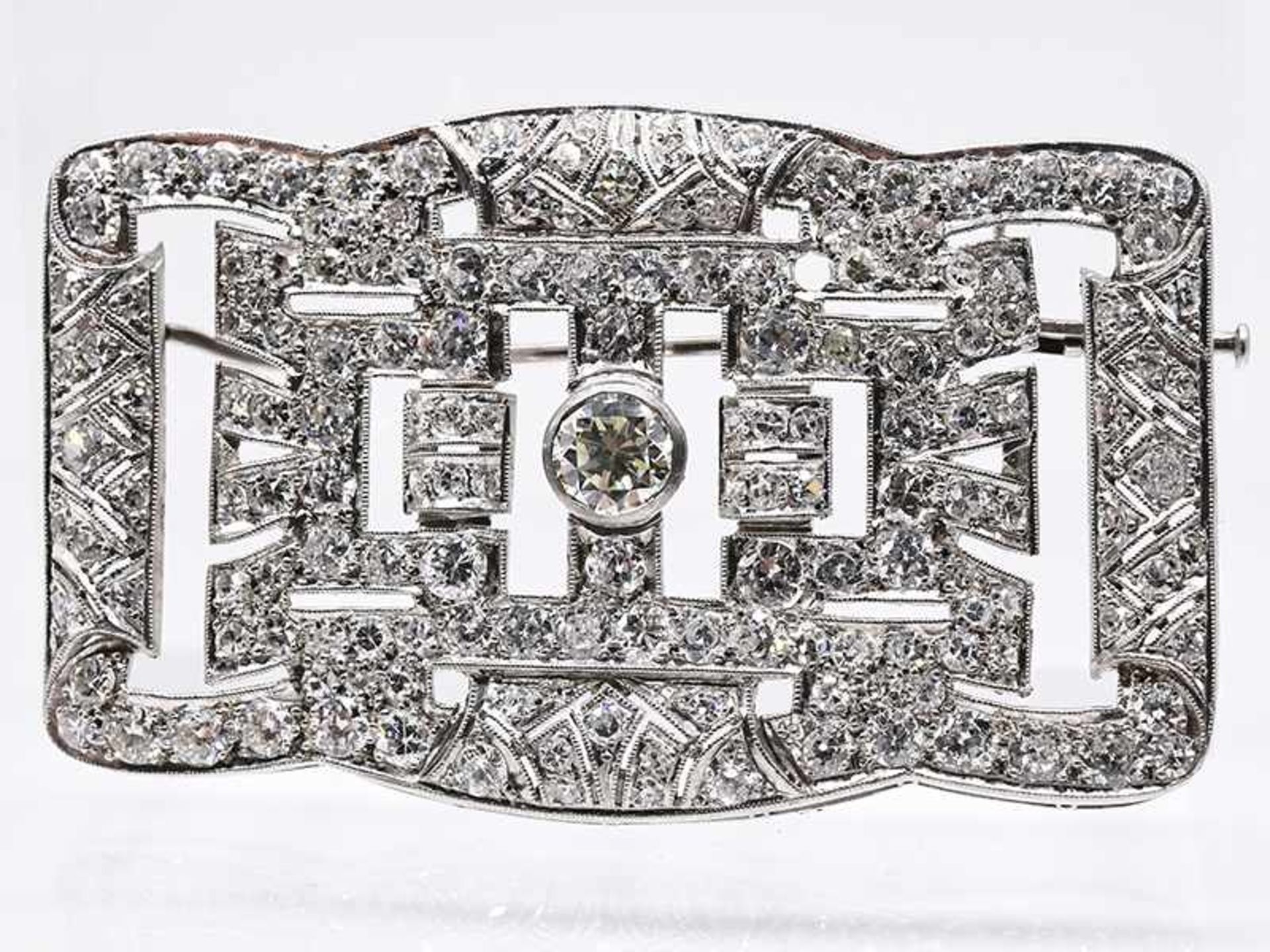 Große Platin-Brosche mit Brillant und ca. 155 Diamanten, zusammen ca. 7,5 ct, 1920-30, Art Déco. <b - Bild 8 aus 8