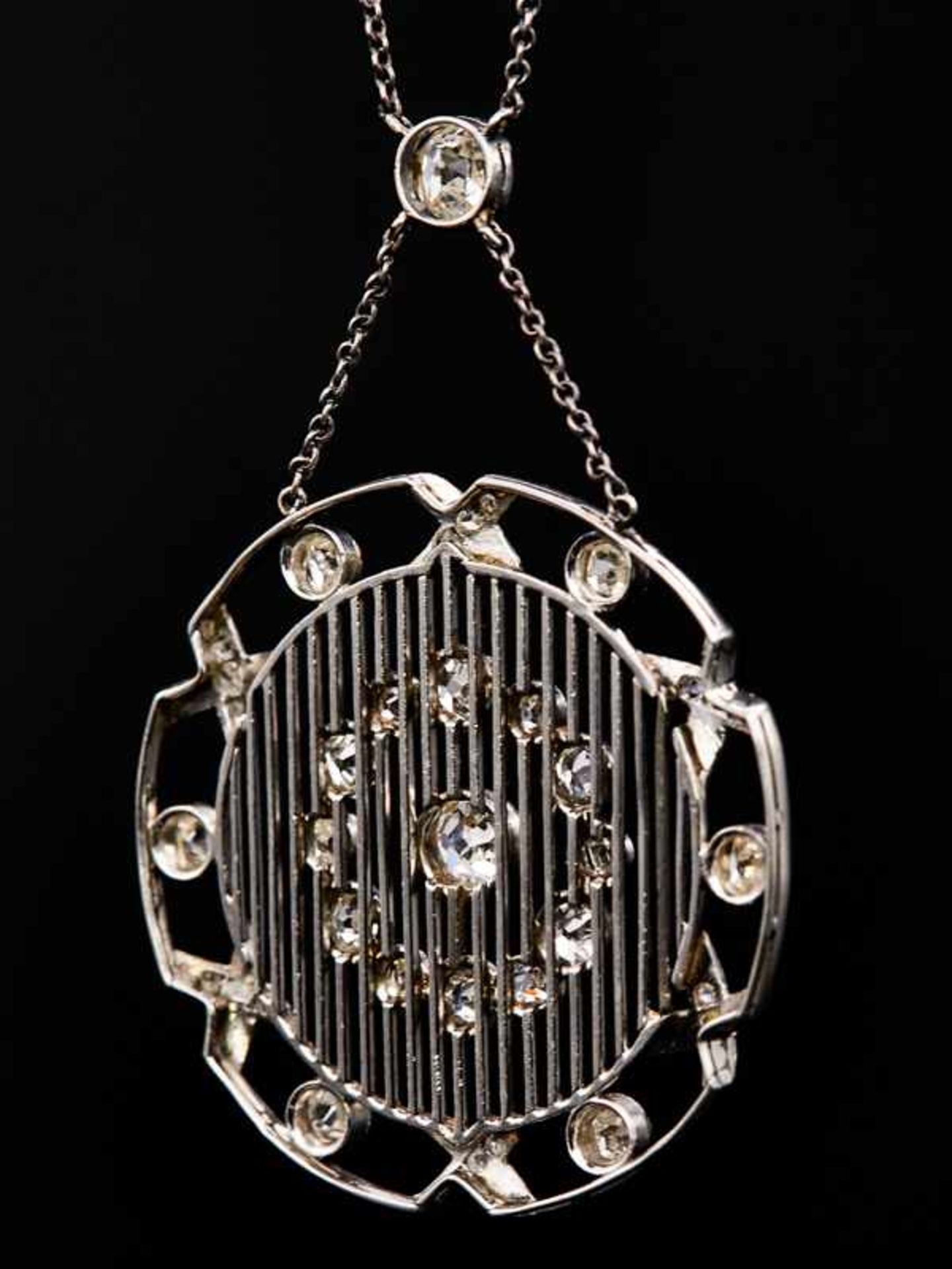 Collier mit 19 Altschliff-Diamanten, zusammen ca. 1,75 ct, Art Deco. - Image 3 of 3