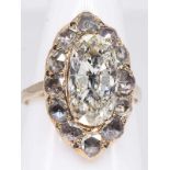 Antiker Ring Diamant-Navette ca. 3,2 ct und 12 Diamantrosen, zusammen ca. 0,7 ct, um 1900.