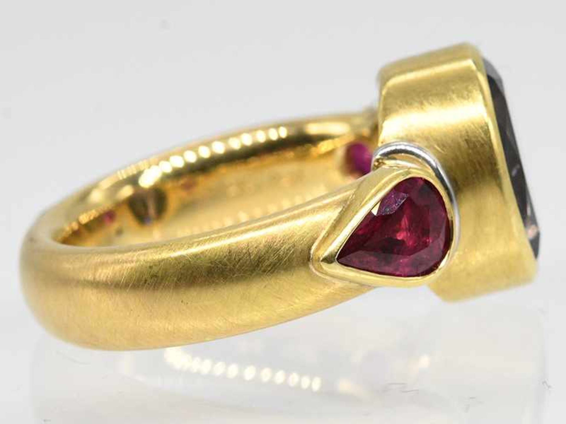 Massiver Ring mit natürlichem Spinell und 2 Rubinen, Goldschmiedearbeit, 90-er Jahre. < - Bild 2 aus 4