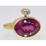 Massiver Ring mit pinkfarbenem Turmalin und Brillant ca. 0,10 ct, Goldschmiedearbeit von Ingo Rieck,