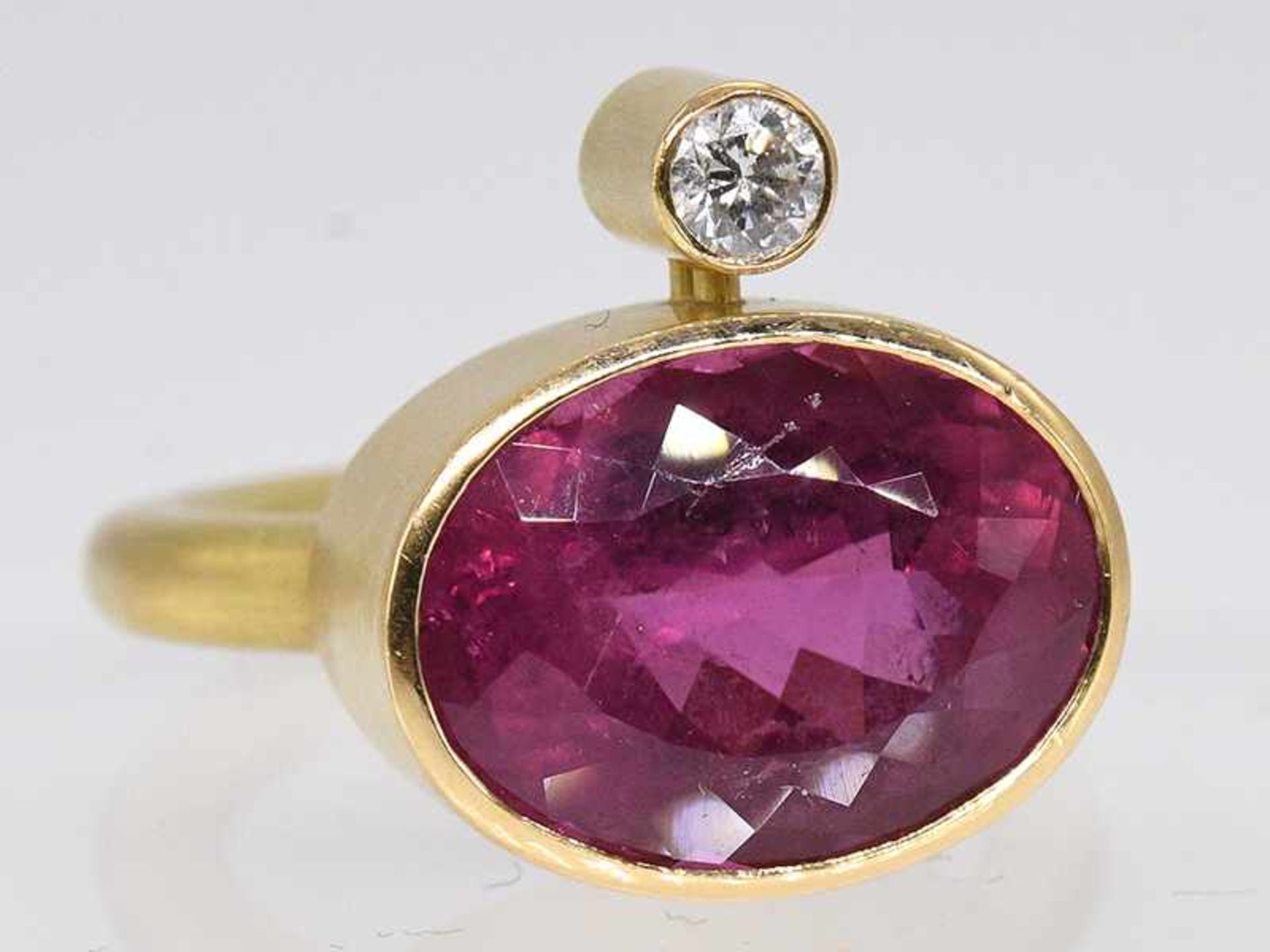 Massiver Ring mit pinkfarbenem Turmalin und Brillant ca. 0,10 ct, Goldschmiedearbeit von Ingo Rieck,