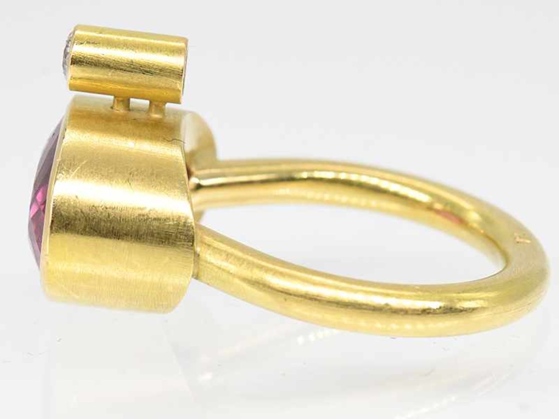 Massiver Ring mit pinkfarbenem Turmalin und Brillant ca. 0,10 ct, Goldschmiedearbeit von Ingo Rieck, - Bild 4 aus 5