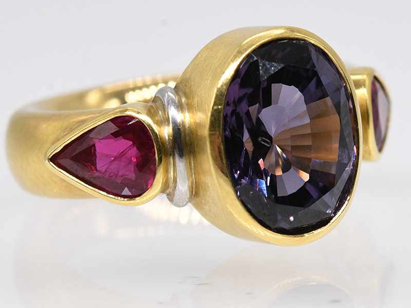 Massiver Ring mit natürlichem Spinell und 2 Rubinen, Goldschmiedearbeit, 90-er Jahre. < - Image 4 of 4
