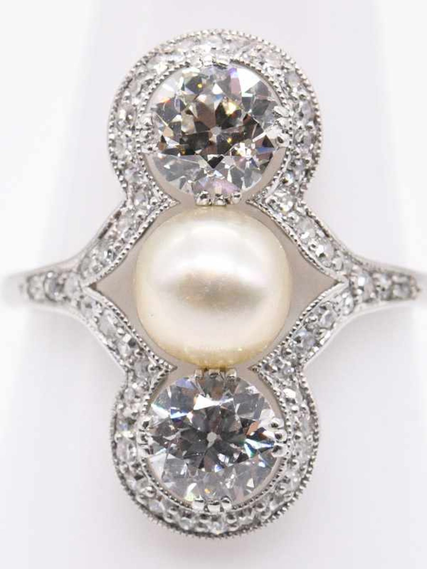 Ring mit Orientperle und 2 Altschliff-Diamanten, zusammen ca. 1,60 ct, um 1910.