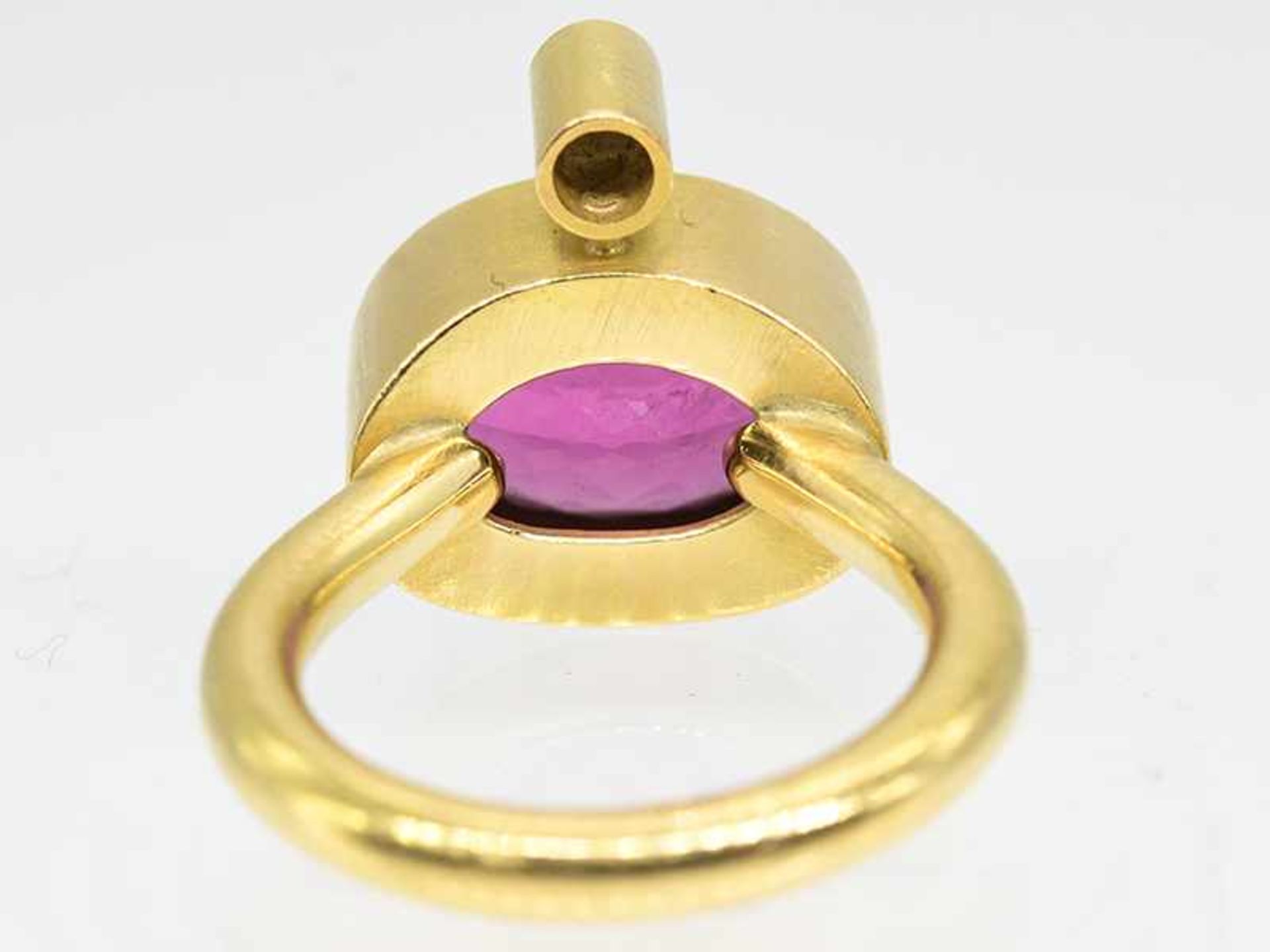 Massiver Ring mit pinkfarbenem Turmalin und Brillant ca. 0,10 ct, Goldschmiedearbeit von Ingo Rieck, - Bild 3 aus 5