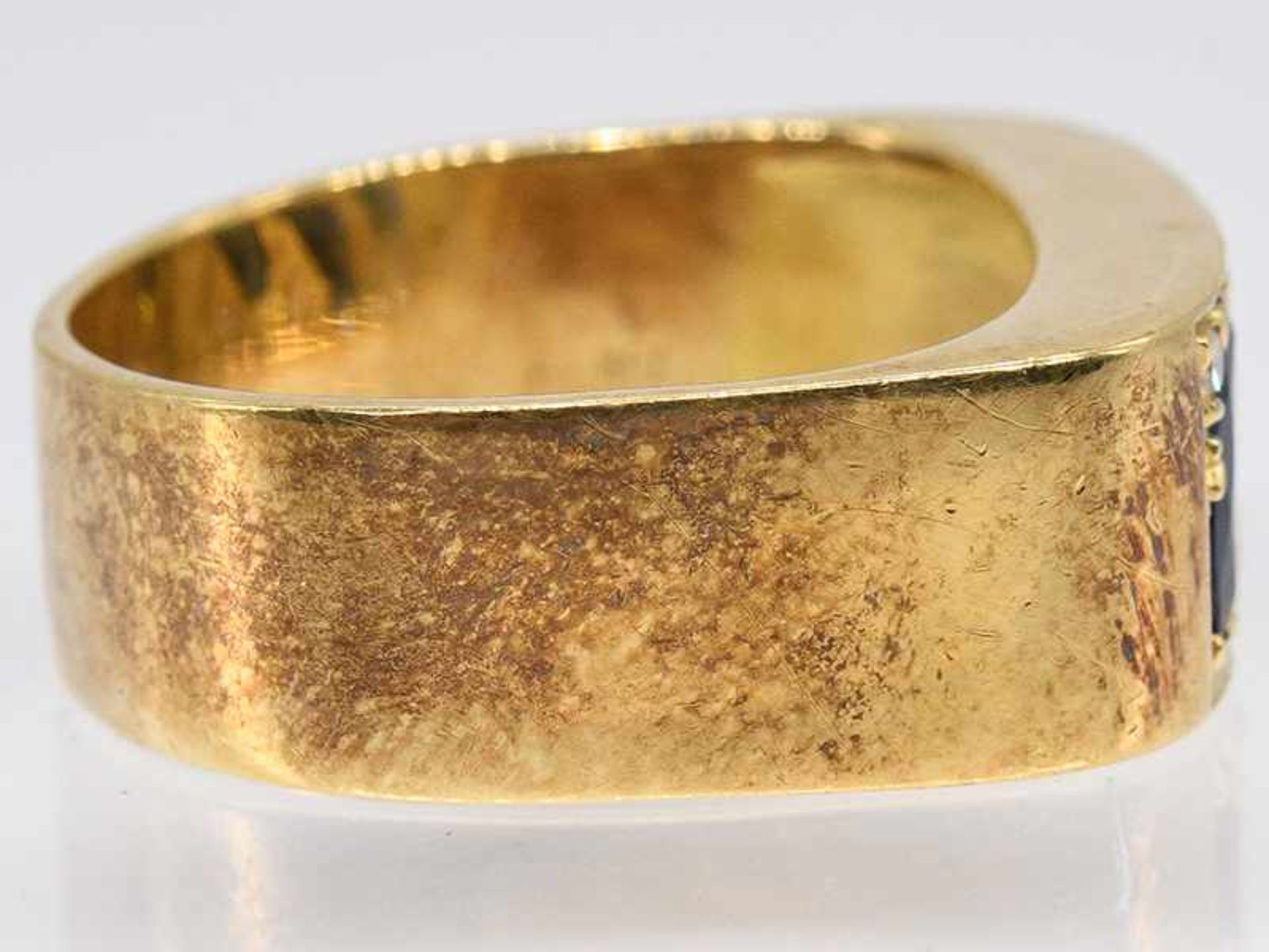 Ring mit 3 Saphir-Navettes und 6 kleinen Achtkant-Diamanten, 90-er Jahre. - Bild 2 aus 5